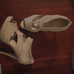 High heeled sandals with zip backs